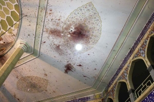 Strop mešity potřísnila krev.